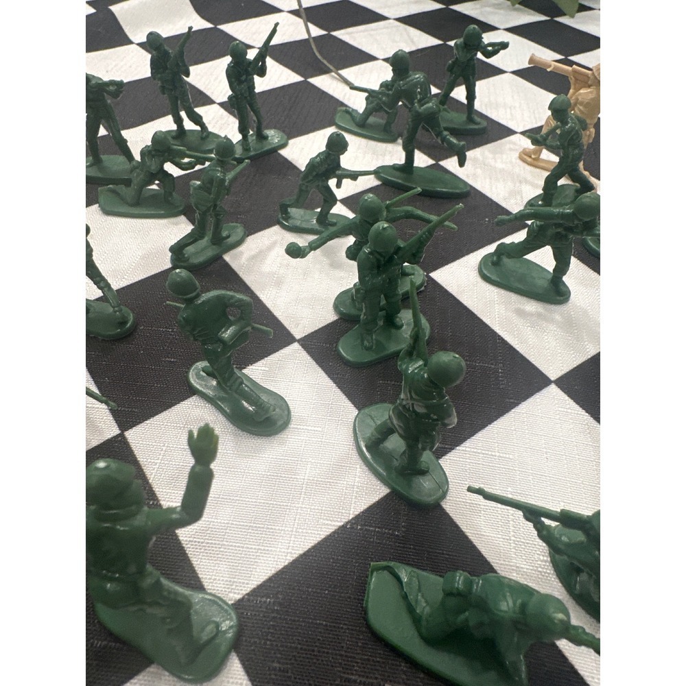 Vintage Plastic Army Men Toy Soldiers with US Flag Lot - Green & Tan Figures - Picture 3 of 3